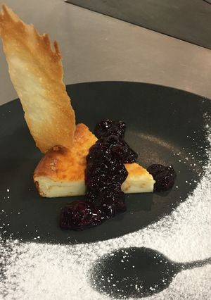 Una foto de Cheese Cake, Tulip Paste and Blueberries Compote