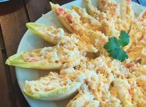 Una foto de Barcas de Endivias rellenas de ensaladilla de gambas