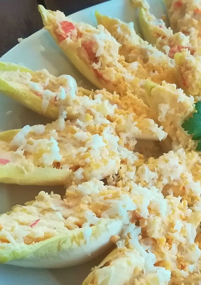 Una foto de Barcas de Endivias rellenas de ensaladilla de gambas