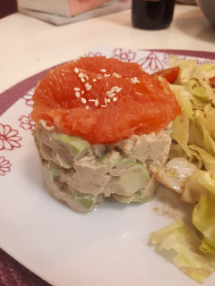 Une photo de Tartare d'avocats, thon et pamplemousse