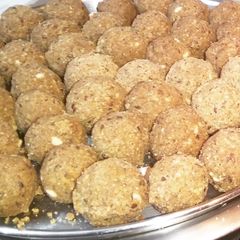 A picture of Alsi Gond Ladoos.