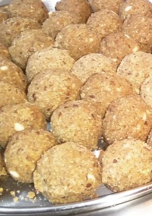 A picture of Alsi Gond Ladoos.