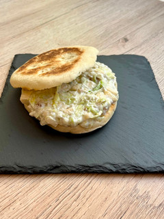 Una foto de Bocadillo de queso azul y manzana