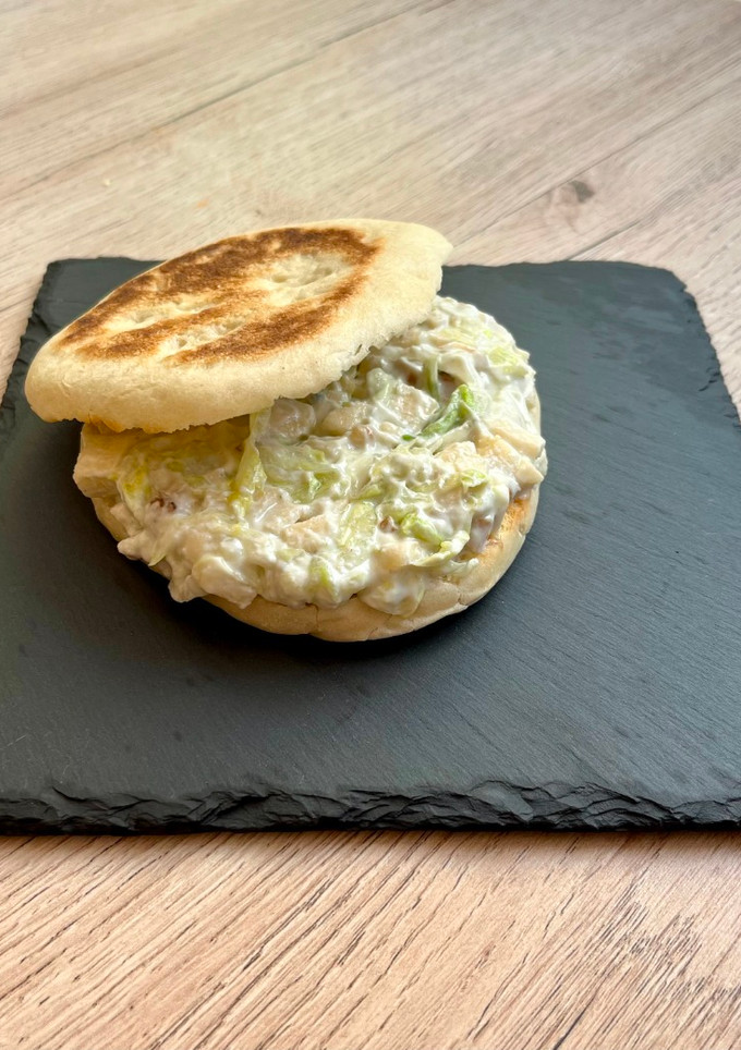 Una foto de Bocadillo de queso azul y manzana