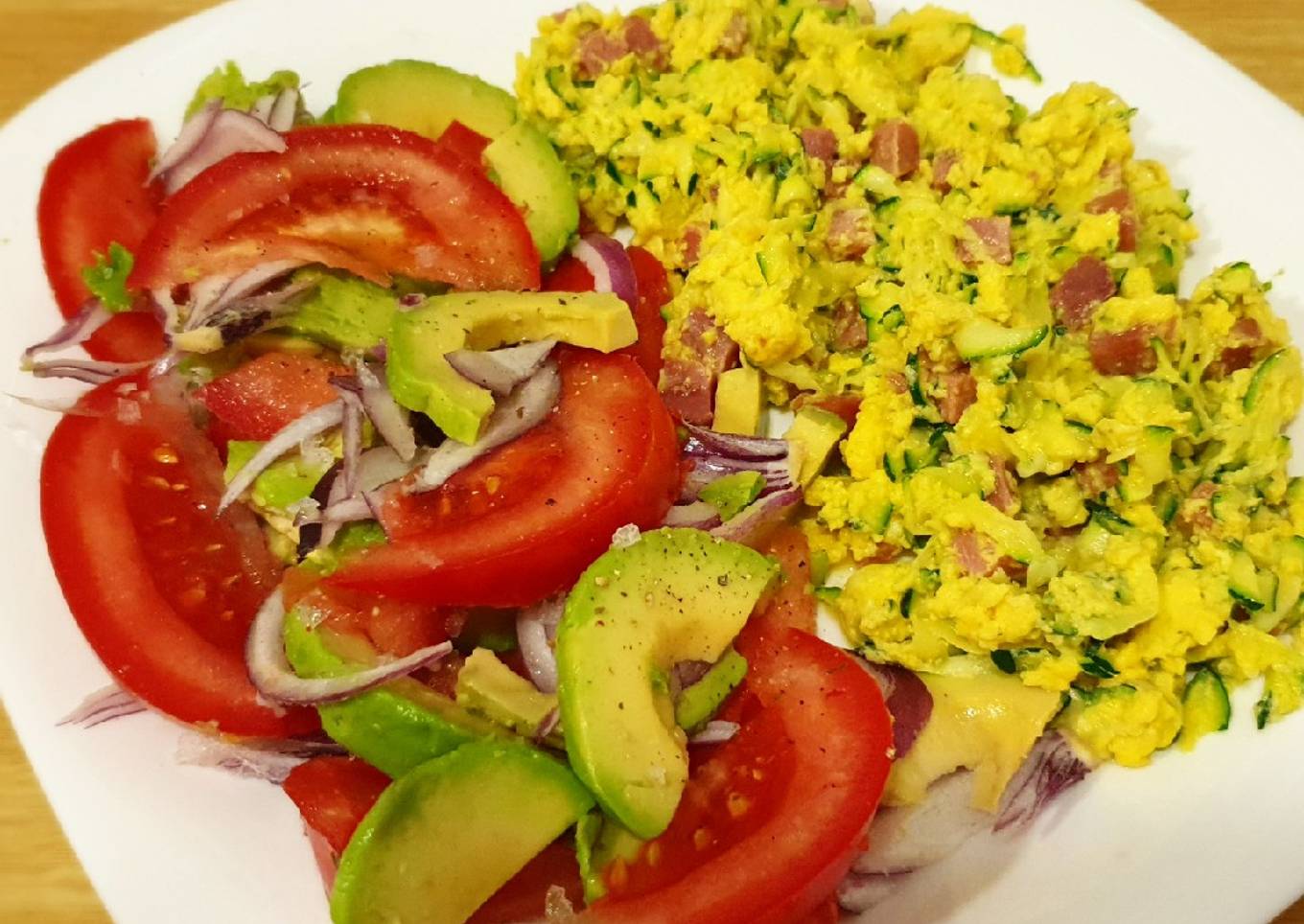 Revuelto🥚de calabacín y jamón🍖 y ensalada🥗 con aguacate🥑