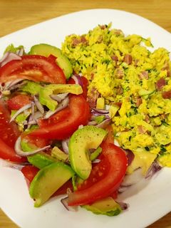 Una foto de Revuelto🥚de calabacín y jamón🍖 y ensalada🥗 con aguacate🥑