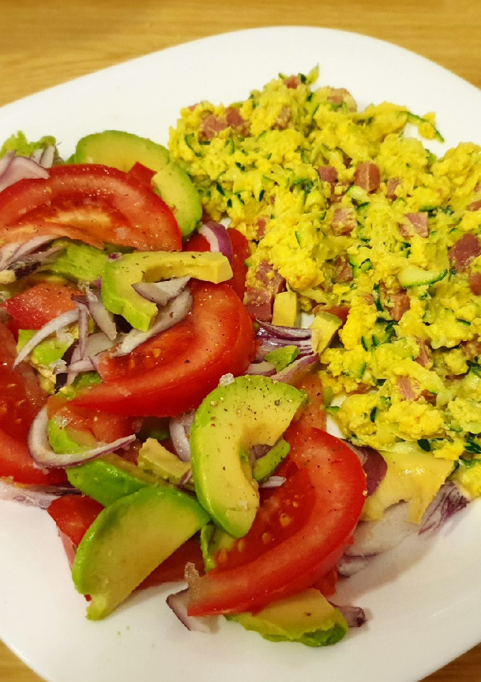 Una foto de Revuelto🥚de calabacín y jamón🍖 y ensalada🥗 con aguacate🥑