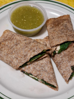 Una foto de Burritos de frijoles con espinaca y queso