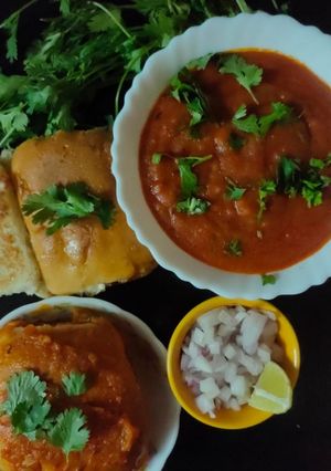 ભાજી પાવ (Bhaji Pav Recipe In Gujarati) રેસીપી મુખ્ય ફોટો