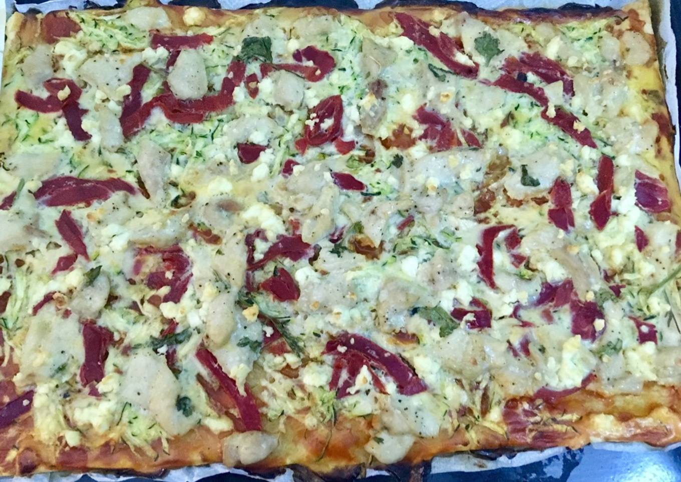 Coca de hojaldre con pollo picante, piquillos y queso fresco