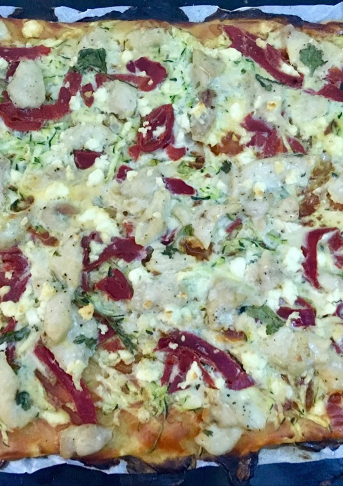 Una foto de Coca de hojaldre con pollo picante, piquillos y queso fresco