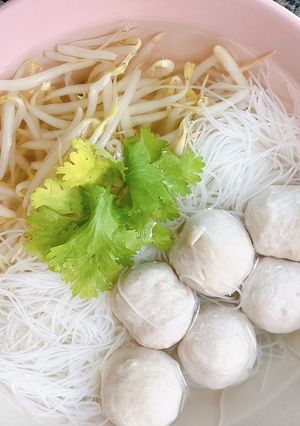 รูปของ เส้นหมี่ลูกชิ้นหมูน้ำใส