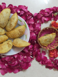 मैदा मावा गुजिया (maida mawa gujiya recipe in Hindi) रेसिपी मुख्य फोटो