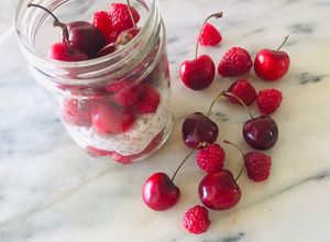 Foto de Iogurte grego com sementes de chia framboesa e cereja