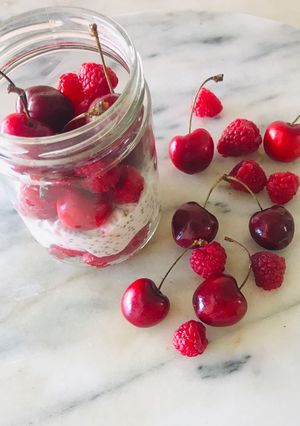 Foto de Iogurte grego com sementes de chia framboesa e cereja