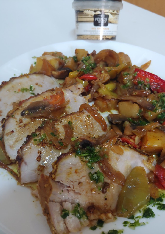 Una foto de Redondo de Lomo blanco al horno en reducción domenech y ajonji con Soja