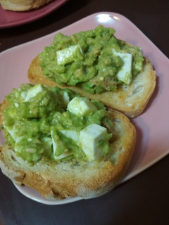 Foto principal de Tostadas de aguacate con atún y fresco de cabra