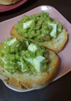 Foto principal de Tostadas de aguacate con atún y fresco de cabra