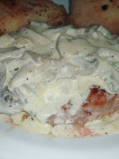 Una foto de Bife de chorizo con salsa de champiñones y queso roquefort