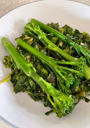 A picture of Spring Greens with Garlic.