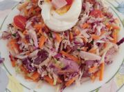 Una foto de ensalada de col lombarda