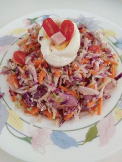 Una foto de Ensalada de col con salsa césar