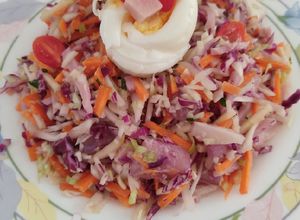 Una foto de Ensalada de col con salsa césar