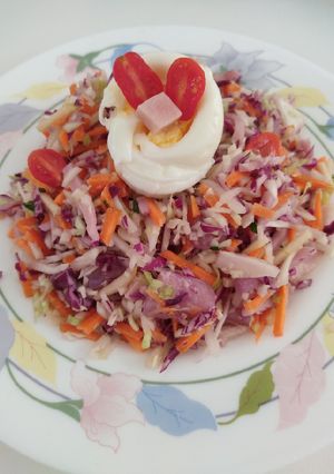 Una foto de Ensalada de col con salsa césar