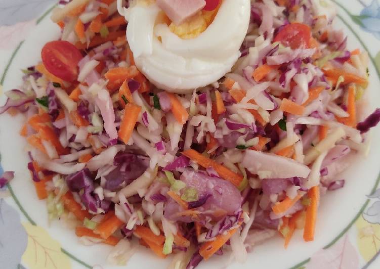 Ensalada de col con salsa césar