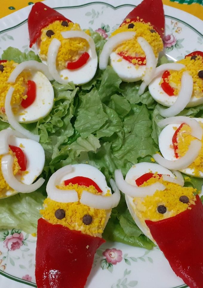 Una foto de Huevos rellenos, receta navideña