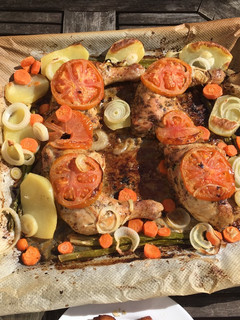 Una foto de Pollo al horno con vegetales