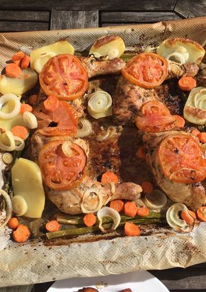 Una foto de Pollo al horno con vegetales