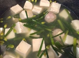 Hình của món Canh bông hẹ đậu non thịt viên.