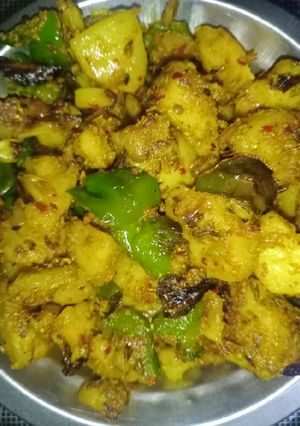 आलू शिमला मिर्च की सब्जी(aloo shimla mirch ki sabji recipe in hindi) रेसिपी मुख्य फोटो