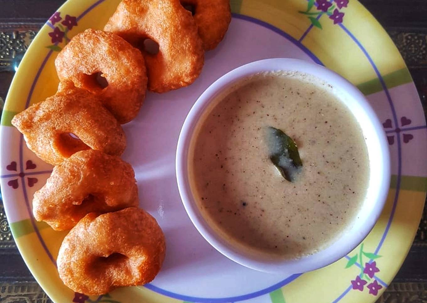 Medu Vada with Coconut Chutney