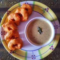 A picture of Medu Vada with Coconut Chutney.
