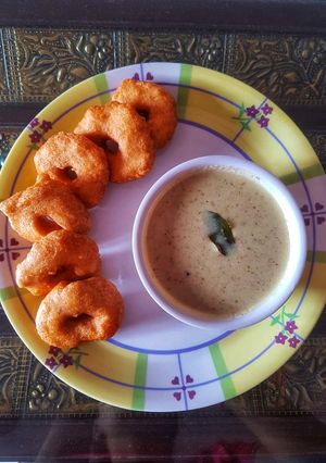 A picture of Medu Vada with Coconut Chutney.