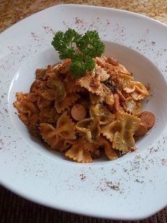 Una foto de Farfalle con tomate