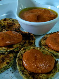 Una foto de BERENJENAS y Calabacines Rebozados con Salmorejo...!