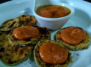 Una foto de BERENJENAS y Calabacines Rebozados con Salmorejo...!