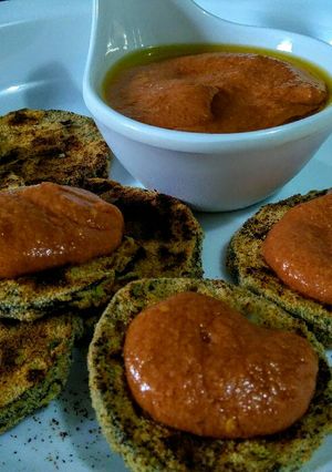 Una foto de BERENJENAS y Calabacines Rebozados con Salmorejo...!