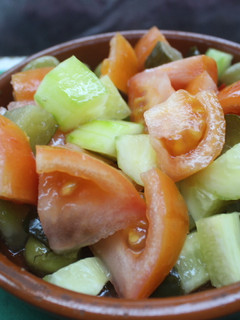 Una foto de Mini ensalada de tomate y pepino