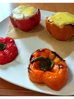 Una foto de Pimientos rellenos con salsa tahini