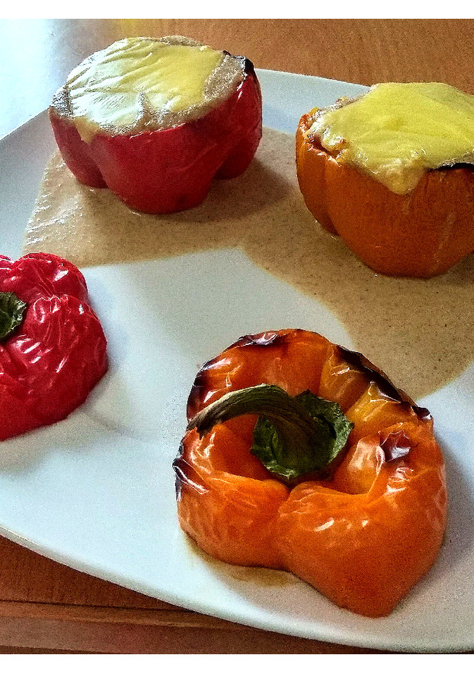 Una foto de Pimientos rellenos con salsa tahini