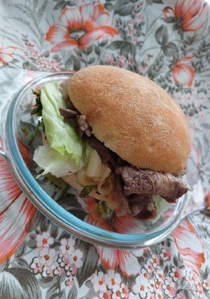 Foto di Puccia con rape e carne(kcal 621 a panino)