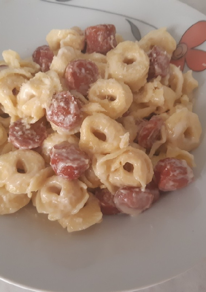 Una foto de Tortellini tres quesos con nata y salchichas