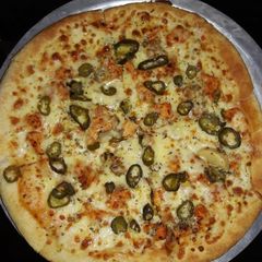 A picture of Chicken tikka pizza.