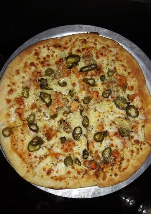A picture of Chicken tikka pizza.