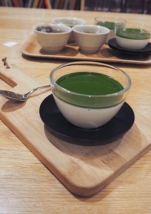 Foto di Panna cotta alla salsa di te matcha molto semplice