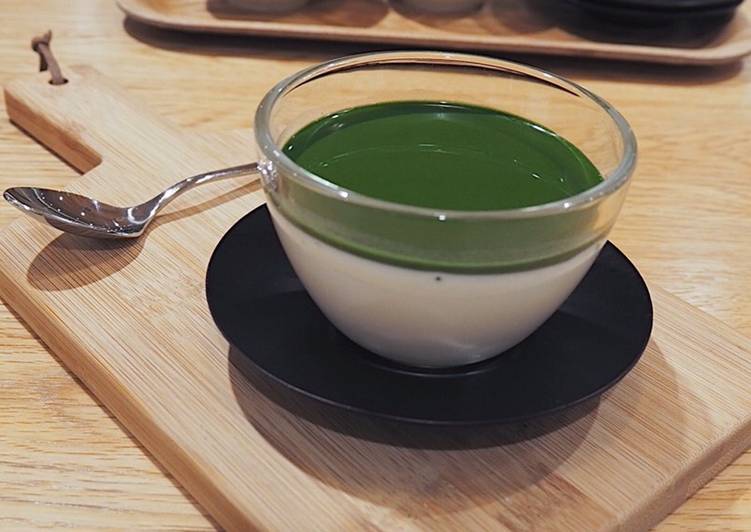 Panna cotta alla salsa di te matcha molto semplice